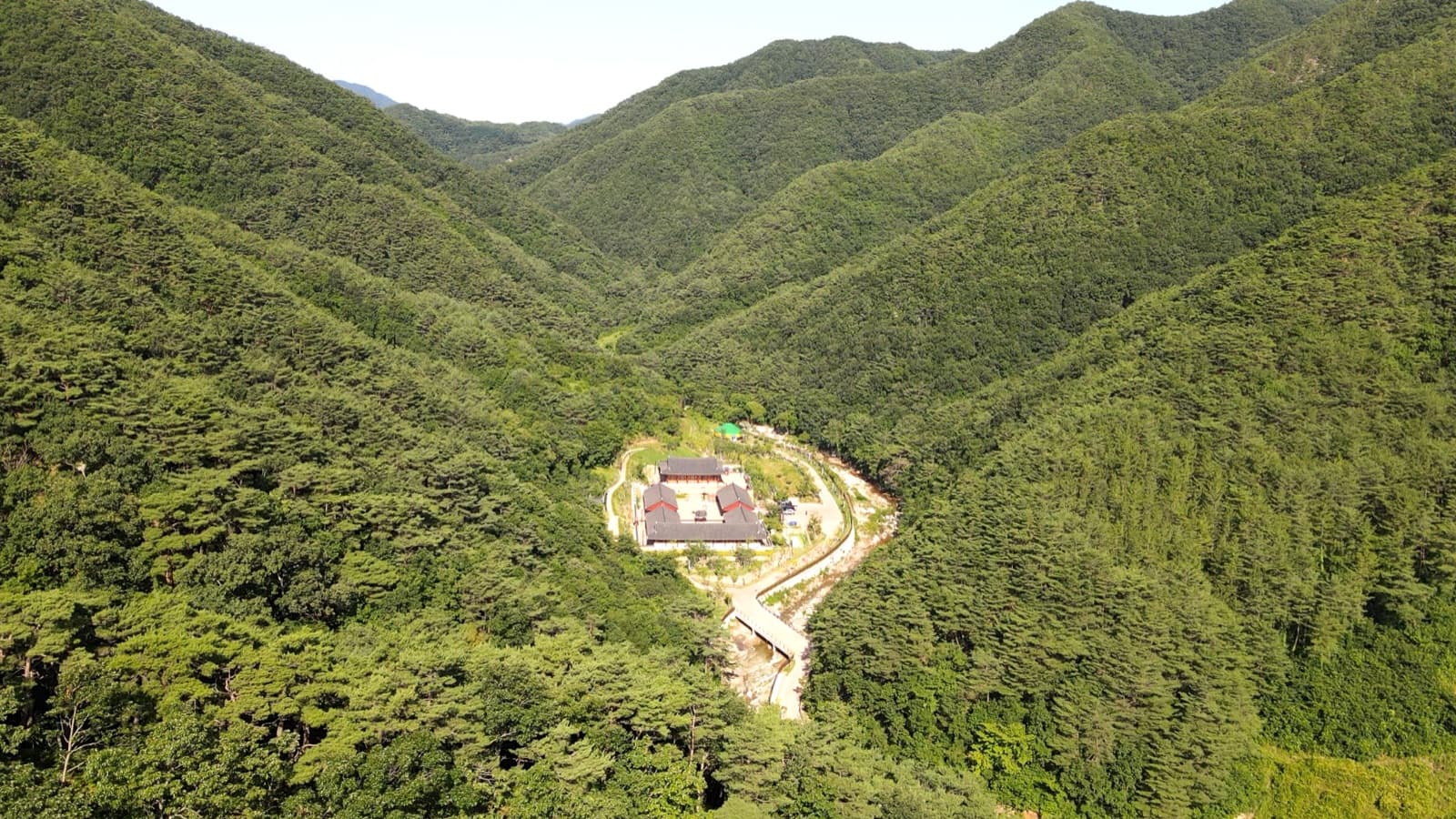 운서산 자연 속에 자리한 인문힐링센터 여명 전경